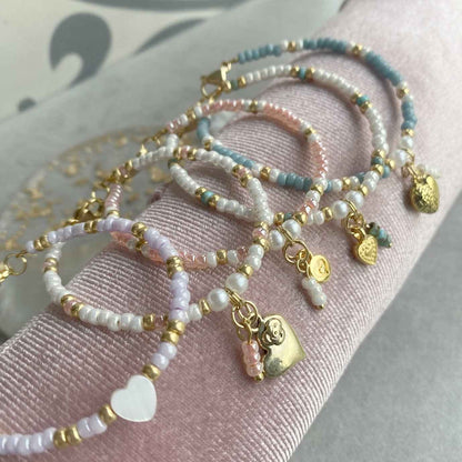 Witte Kralen Kinderarmband met hartjes bedeltje - Idhuna Jewels