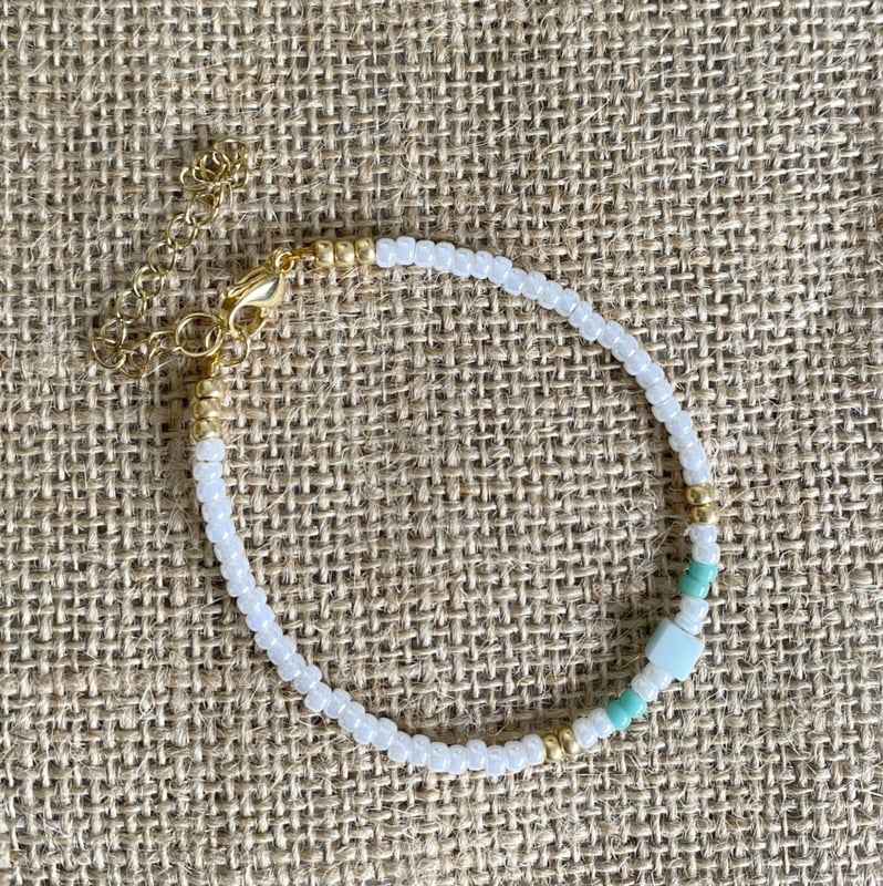 Witte kralen armband Dames Miyuki Staal Goud met lichtblauwe natuursteen - Idhuna Jewels