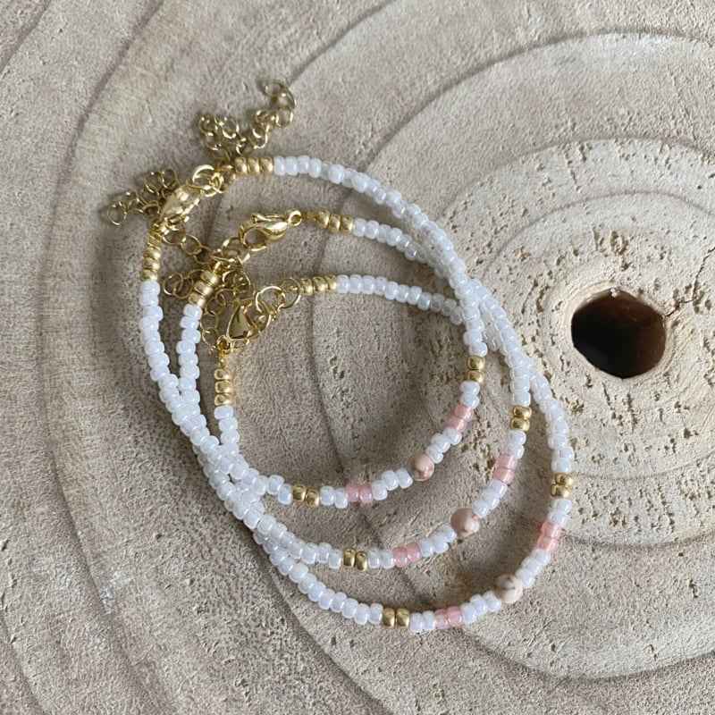 Witte kralen armband rocailles Rvs goud zalmroze natuursteen - Idhuna Jewels