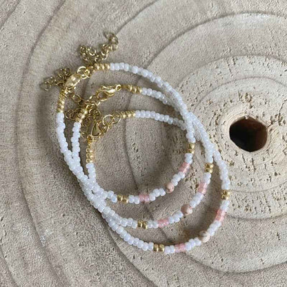 Witte kralen armband rocailles Rvs goud zalmroze natuursteen - Idhuna Jewels