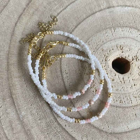 Witte kralen armband rocailles Rvs goud zalmroze natuursteen - Idhuna Jewels