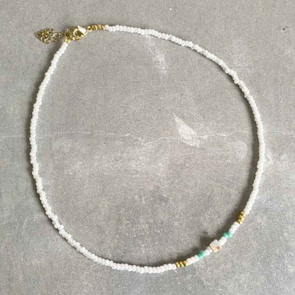 Witte kralen ketting/choker kort dames lichtblauwe natuursteen - Idhuna Jewels