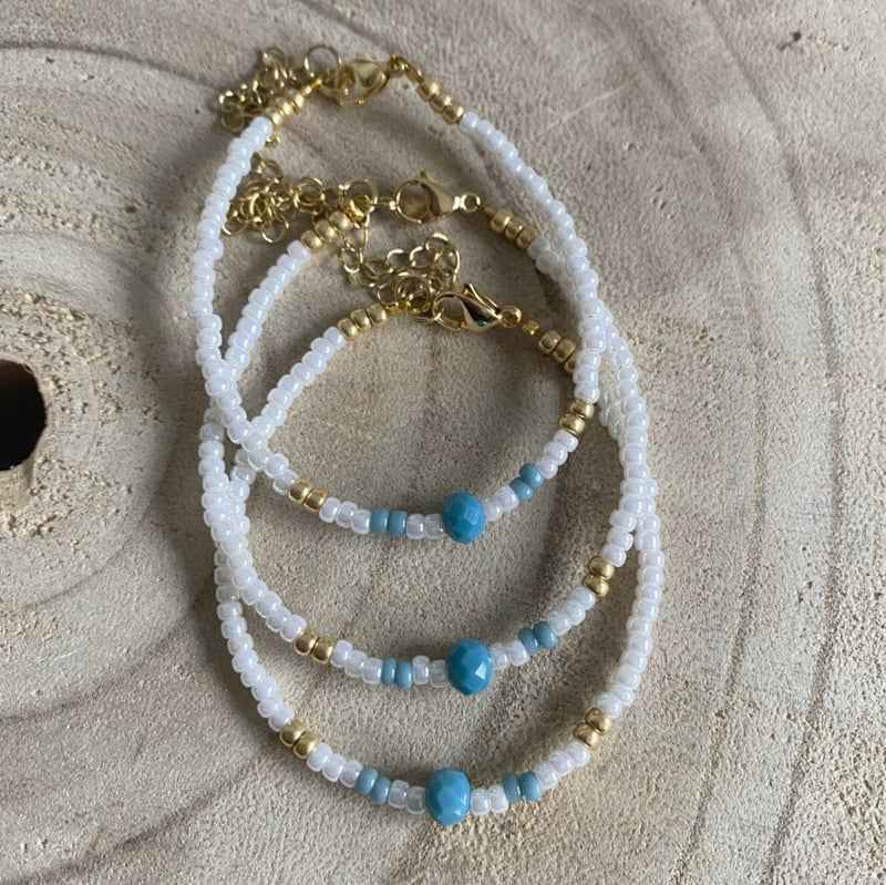 Witte rocailles armband dames goud staal lichtblauw Jeans - Idhuna Jewels