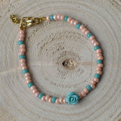 Zalmroze meisjes kralen armbandje met roosje - Idhuna Jewels