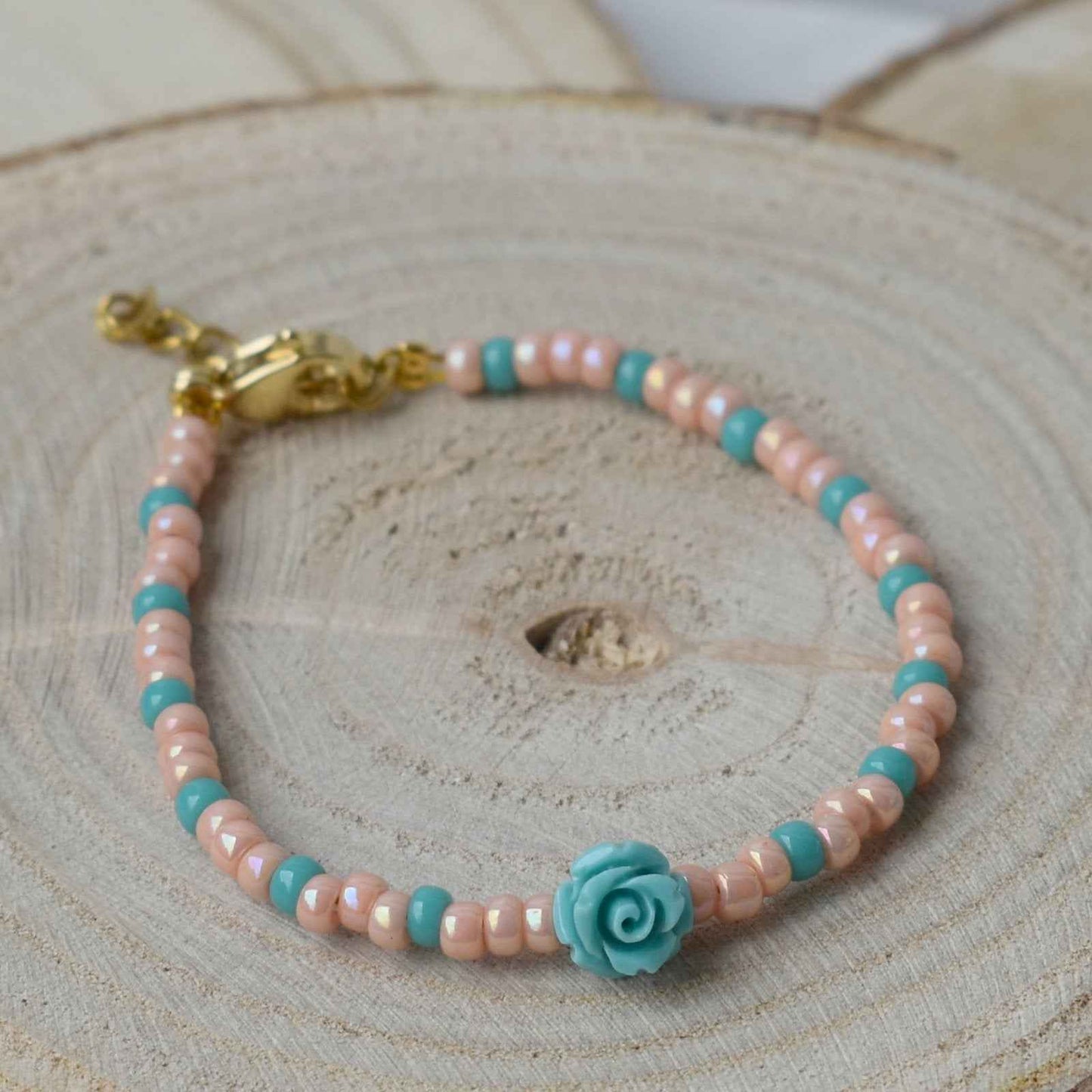 Zalmroze meisjes kralen armbandje met roosje - Idhuna Jewels