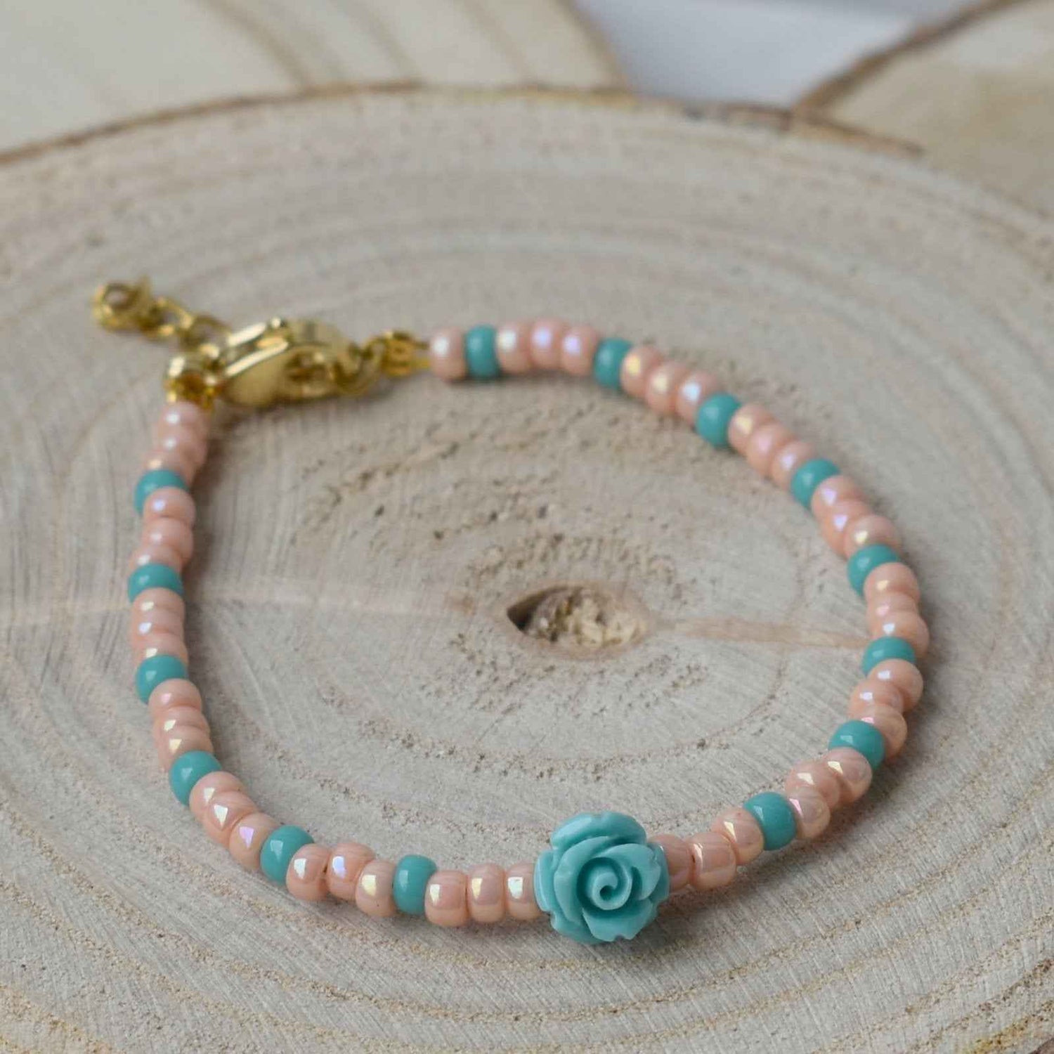 Zalmroze meisjes kralen armbandje met roosje - Idhuna Jewels