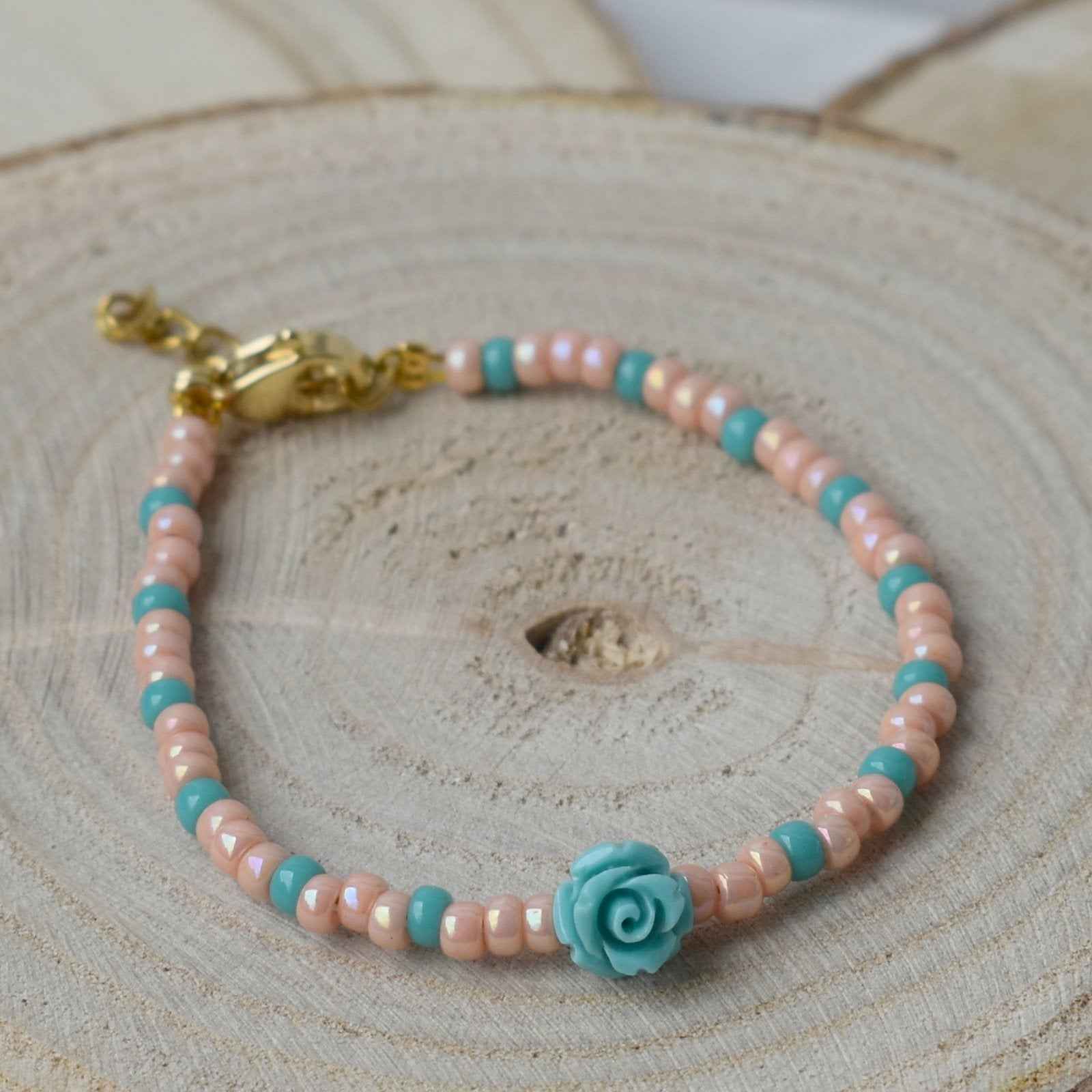 Zalmroze meisjes kralen armbandje met roosje - Idhuna Jewels