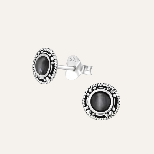 Zilveren Bali oorknopjes rond met zwarte halfedelsteen