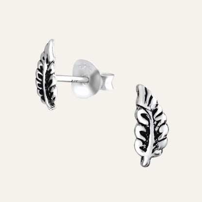 Zilveren mini oorstekers blad/veertje - Idhuna Jewels