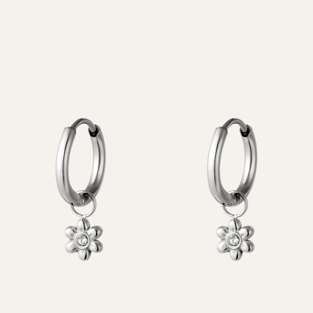 Zilverkleurige stainless steel oorringen met bloem – Daisy