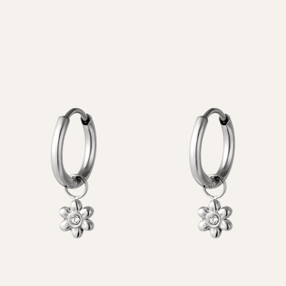 Zilverkleurige stainless steel oorringen met bloem – Daisy