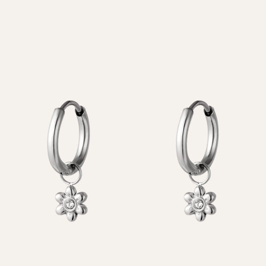 Zilverkleurige stainless steel oorringen met bloem – Daisy