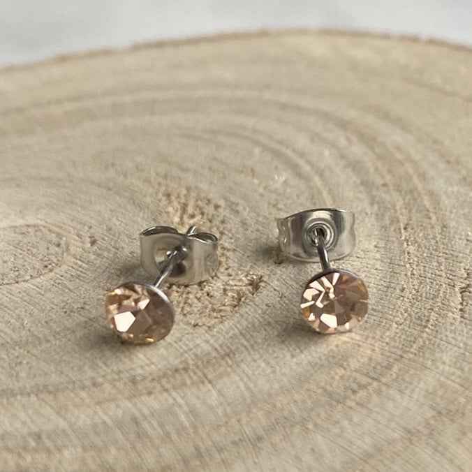 Zilverkleurige Stalen Oorknopjes met kristallen zalmroze - Idhuna Jewels