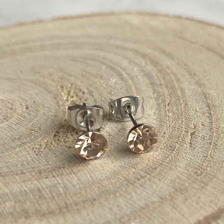 Zilverkleurige Stalen Oorknopjes met kristallen zalmroze - Idhuna Jewels