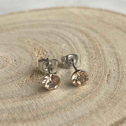 Zilverkleurige Stalen Oorknopjes met kristallen zalmroze - Idhuna Jewels