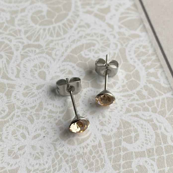 Zilverkleurige Stalen Oorknopjes met kristallen zalmroze - Idhuna Jewels