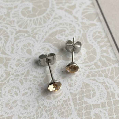 Zilverkleurige Stalen Oorknopjes met kristallen zalmroze - Idhuna Jewels