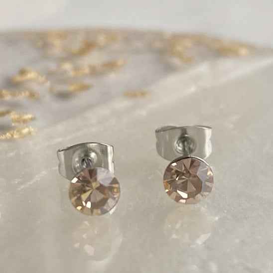 Zilverkleurige Stalen Oorknopjes met kristallen zalmroze - Idhuna Jewels