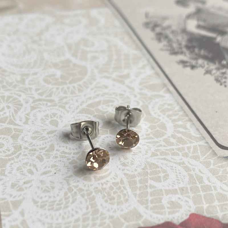 Zilverkleurige Stalen Oorknopjes met kristallen zalmroze - Idhuna Jewels