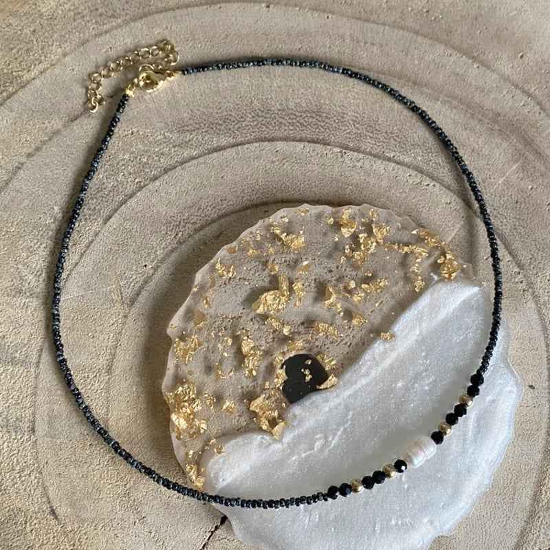 Zwarte korte dames kralen ketting staal goud met parel - Idhuna Jewels