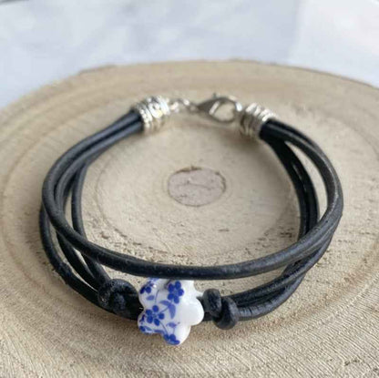 Zwarte Leren Dames armband Keramiek bloem wit blauw - Idhuna Jewels