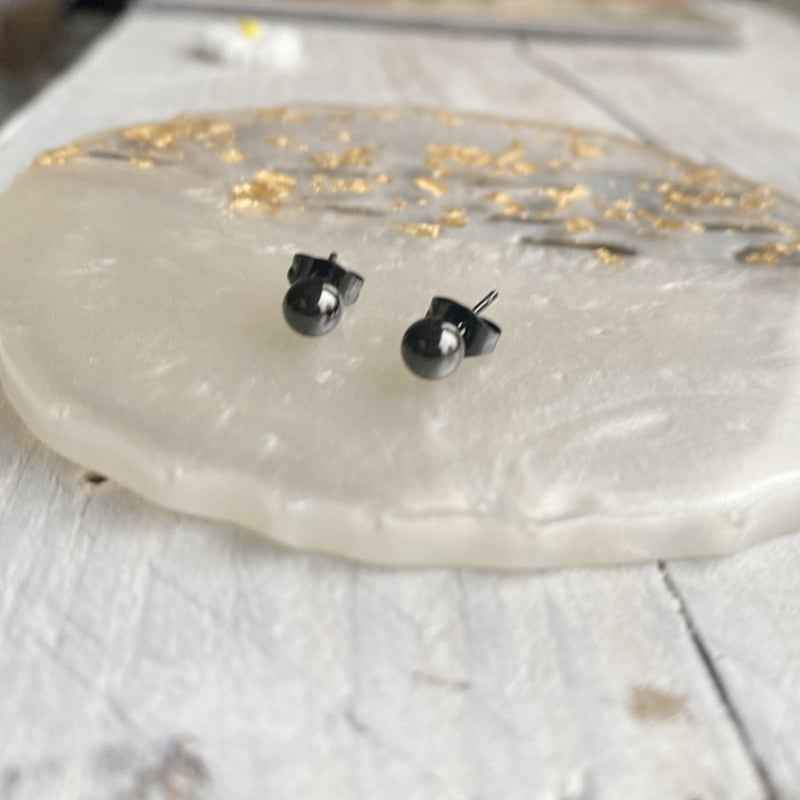 Zweerknopjes zwart bolletjes oorsteker Rvs 5 mm - Idhuna Jewels