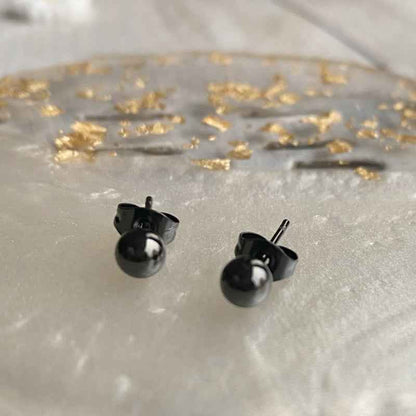 Zweerknopjes zwart bolletjes oorsteker Rvs 5 mm - Idhuna Jewels