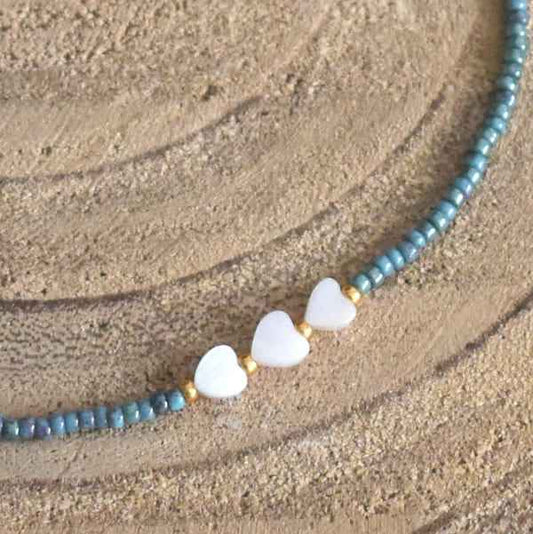 Turquoise Miyuki kralen ketting staal kort dames met parelmoer hartjes - Idhuna Jewels